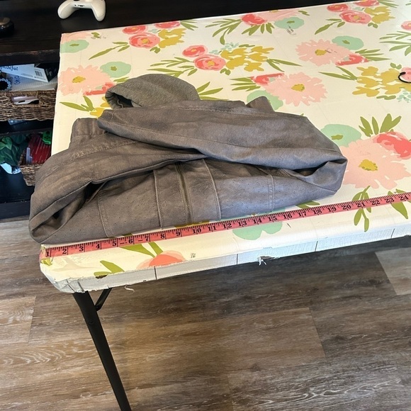 MISS LONDON FAUX LEATHER HOODIE
- WOMEN'S SIZE MEDIUM - Picture 7 of 11